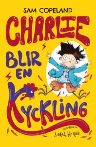 Bokomslag. En tecknad pojke med rufsigt hår och en blå jacka ser förvånad ut medan han förvandlas till en kyckling.