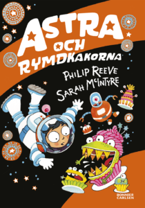 Bokomslag. En tecknad astronautflicka svävar i rymden tillsammans med en robot och färgglada monster som ser ut som kakor.