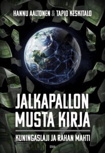 Kansikuva. Maapallokuvioinen jalkapallo ja seteleitä.