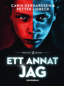 Kirjan kansikuva. Kannessa pojan kasvot. Vasen puoli punainen ja oikea puoli sininen.