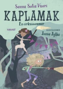 Kirjan kansikuva. Kannessa kaksi tyttöä metsässä ja taskulamput.